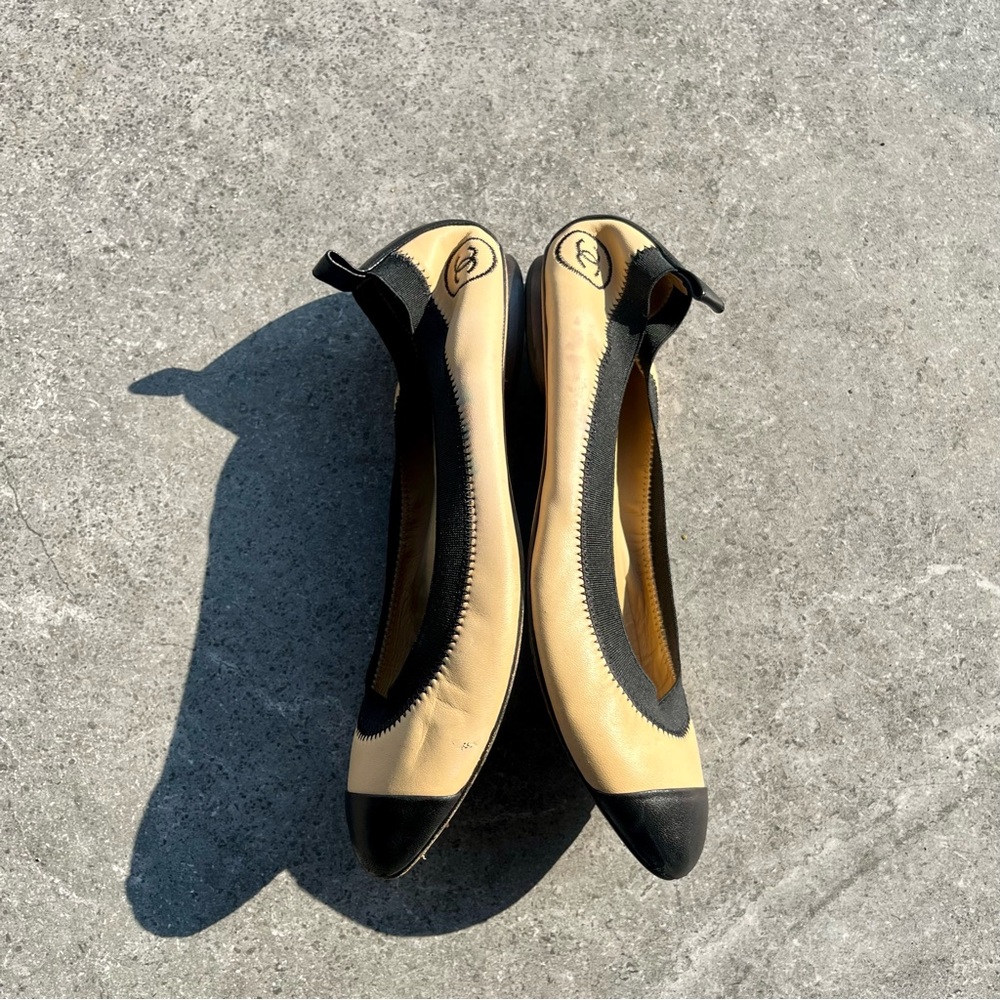 CHANEL 12P CC Logo Classic Beige Black Leather Cap-Toe Ballet Flats - Picture 4 of 7